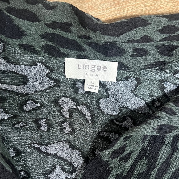 Umgee Black and Green Patterned Top - Picture 2 of 5
